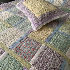 Bed Quilt includes Sham - Twin Size - Like New